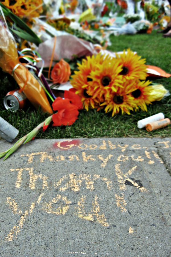 SNAPSHOT - Thousands ascend Parliament Hill to pay their respects to Jack Layton