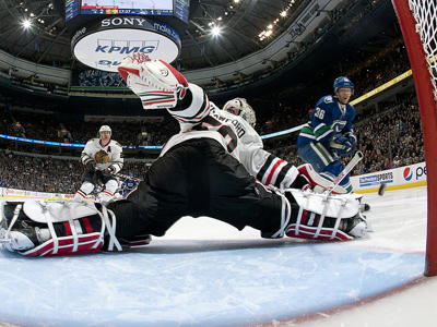 Blackhawks leave a mark in huge victory over Canucks