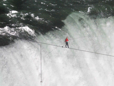 Wallenda first to cross Niagara Falls on tightrope