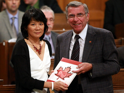 Lauzon presents a book of condolences to Jack Layton`s widow, Olivia Chow