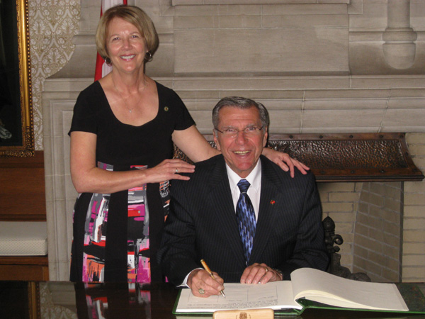 SNAPSHOT - MP Guy Lauzon sworn in to 41st Parliament