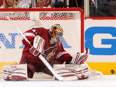 Smith stands tall in Coyotes OT win over Blackhawks